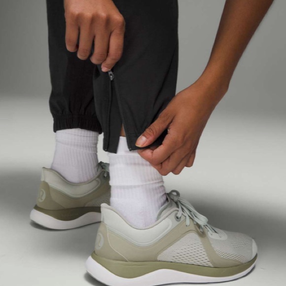 Lululemon Convertible High-Rise Hiking Jogger Black Sz 4 - Picture 2 of 14